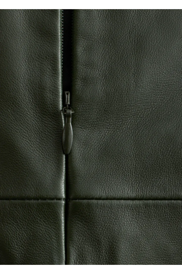 앤아더스토리즈 트위스트 숄더 레더 탑의 포레스트 그린컬러 Detail입니다.