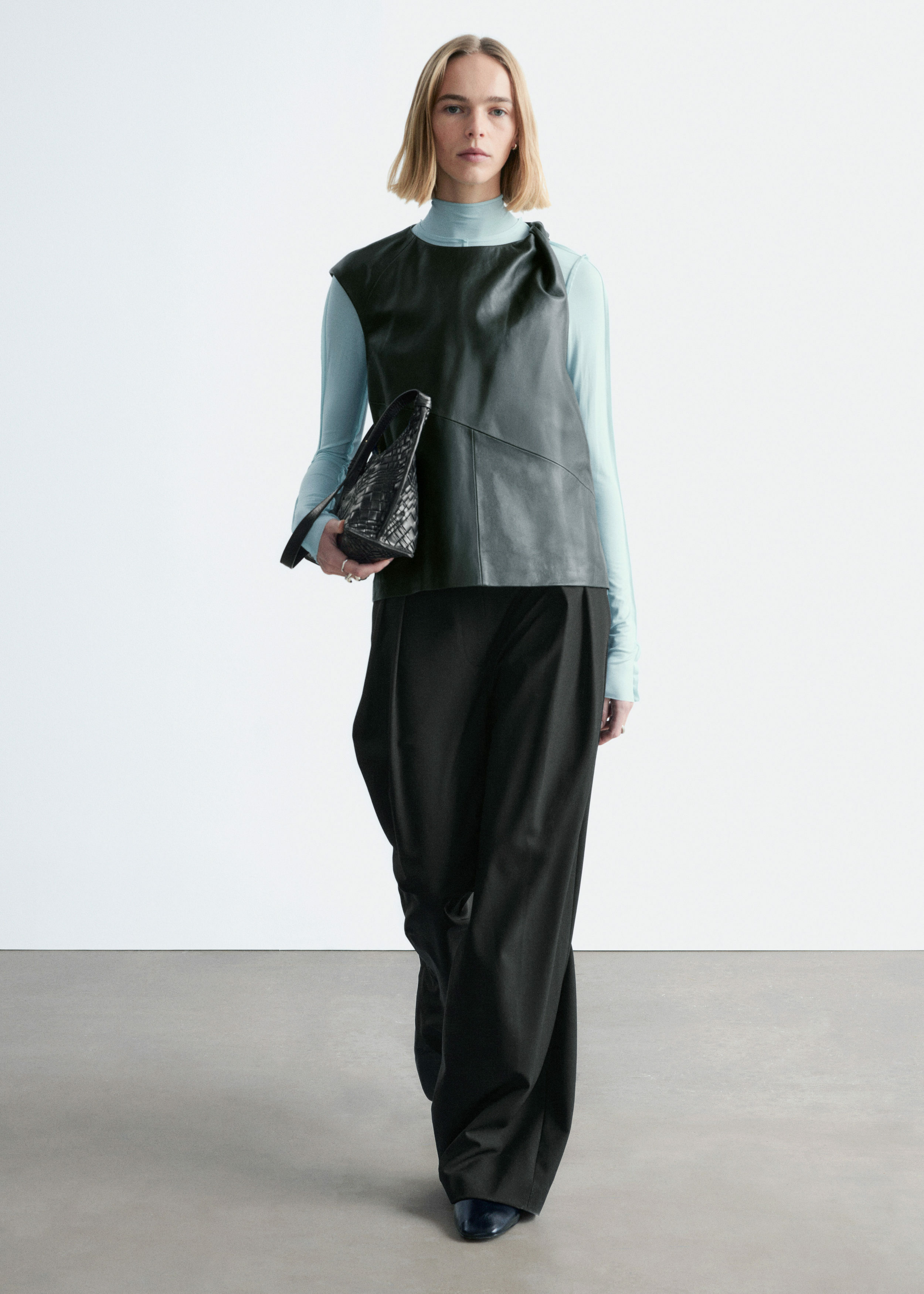 앤아더스토리즈 트위스트 숄더 레더 탑의 포레스트 그린컬러 ECOMLook입니다.