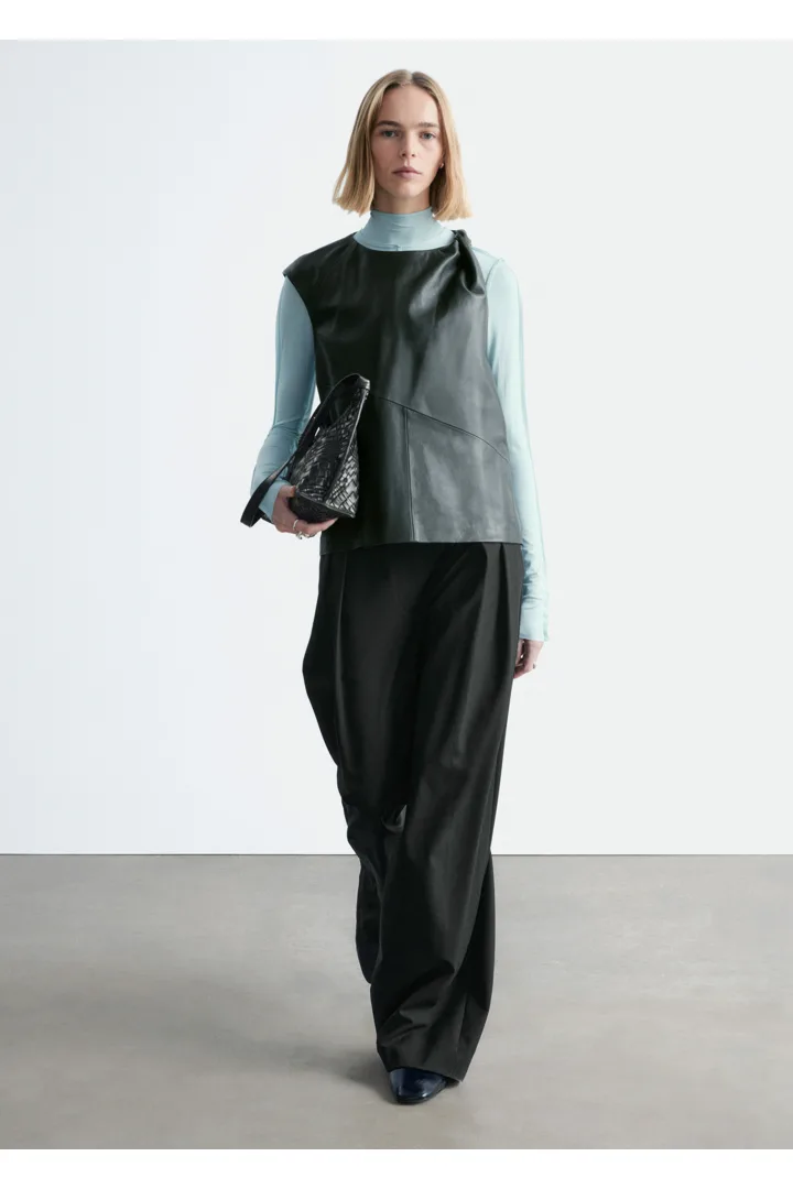 앤아더스토리즈 트위스트 숄더 레더 탑의 포레스트 그린컬러 ECOMLook입니다.