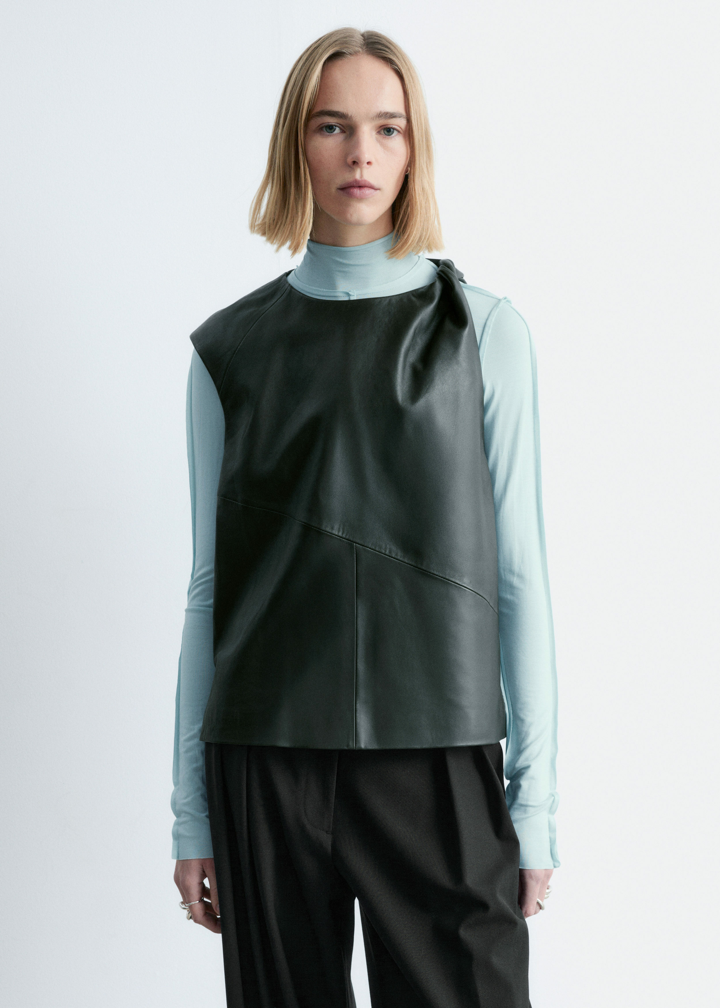 앤아더스토리즈 트위스트 숄더 레더 탑의 포레스트 그린컬러 ECOMLook입니다.