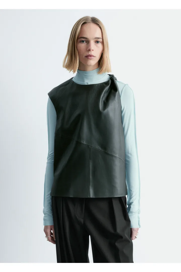 앤아더스토리즈 트위스트 숄더 레더 탑의 포레스트 그린컬러 ECOMLook입니다.