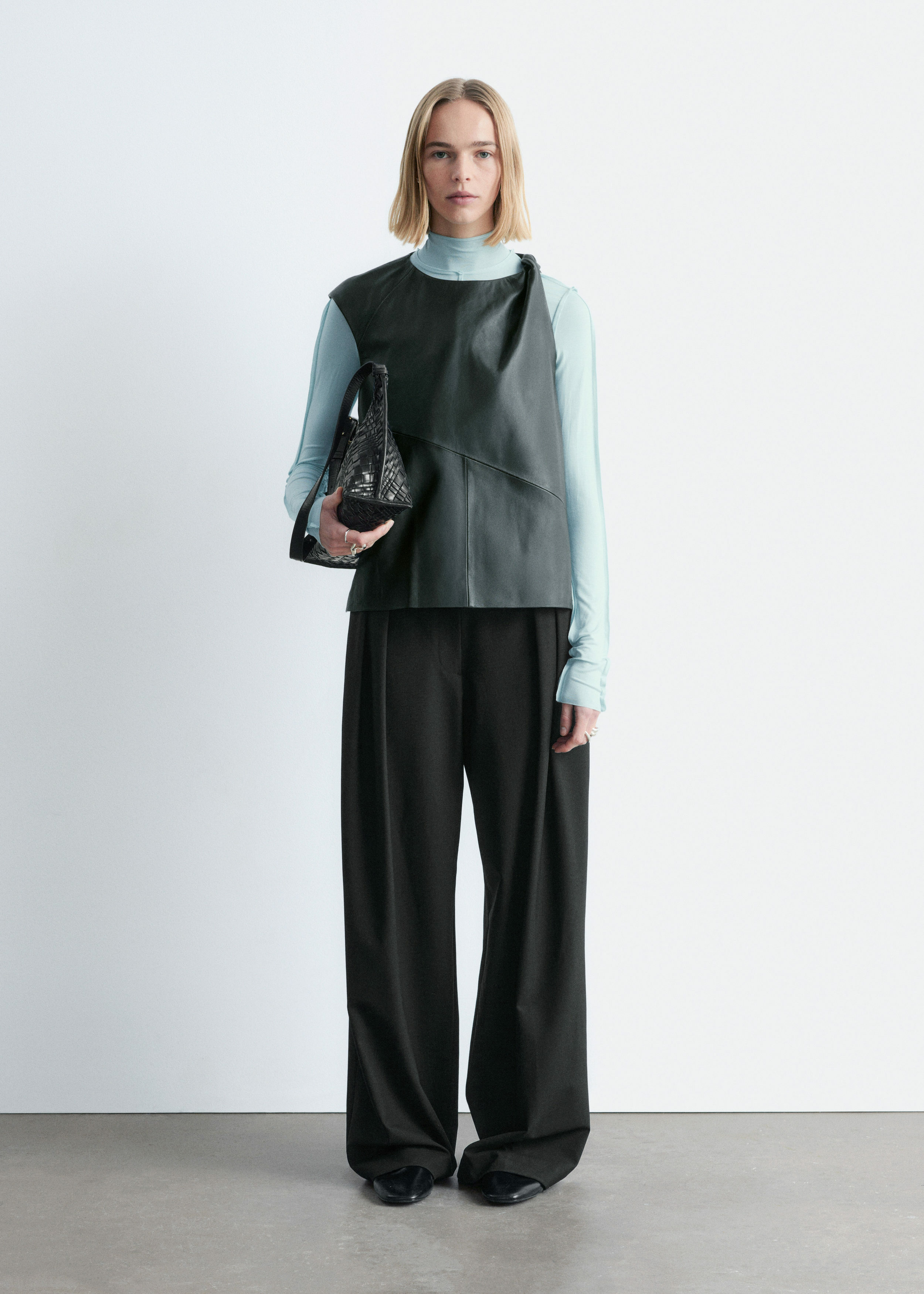 앤아더스토리즈 트위스트 숄더 레더 탑의 포레스트 그린컬러 ECOMLook입니다.