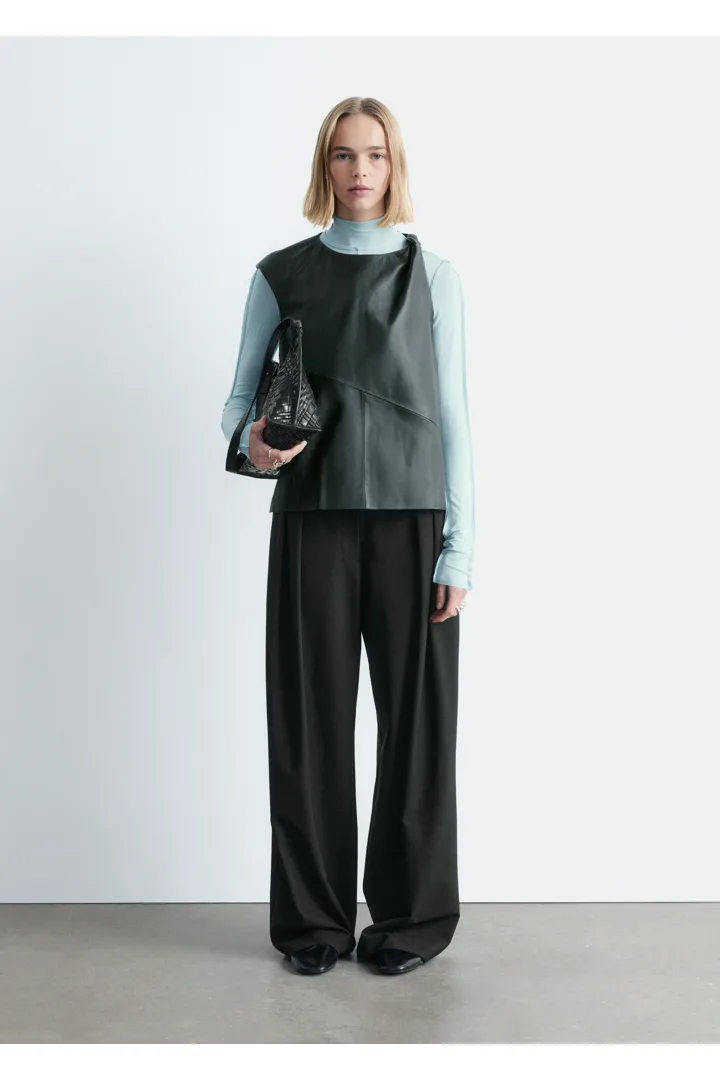 앤아더스토리즈 트위스트 숄더 레더 탑의 포레스트 그린컬러 ECOMLook입니다.