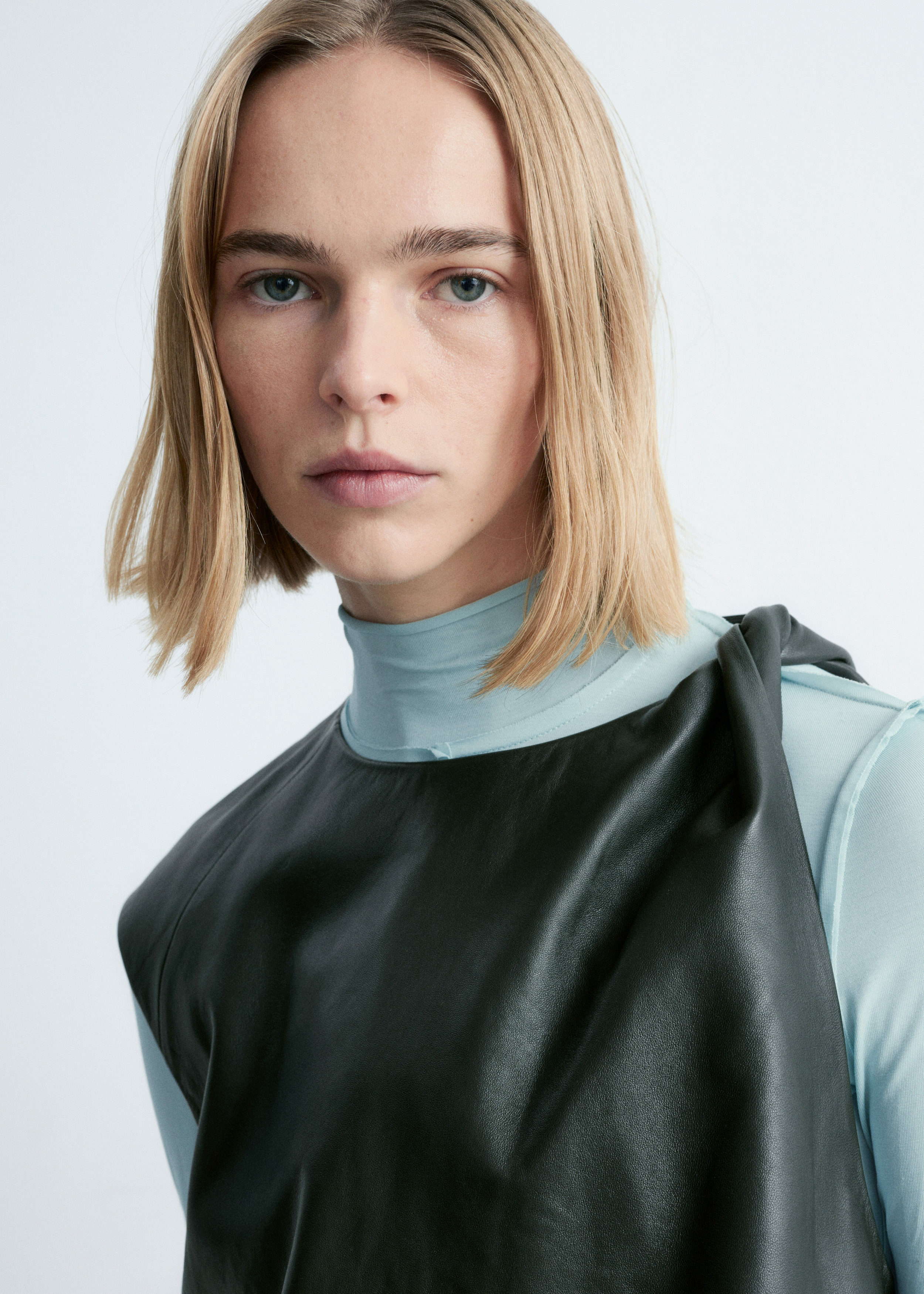 앤아더스토리즈 트위스트 숄더 레더 탑의 포레스트 그린컬러 ECOMLook입니다.