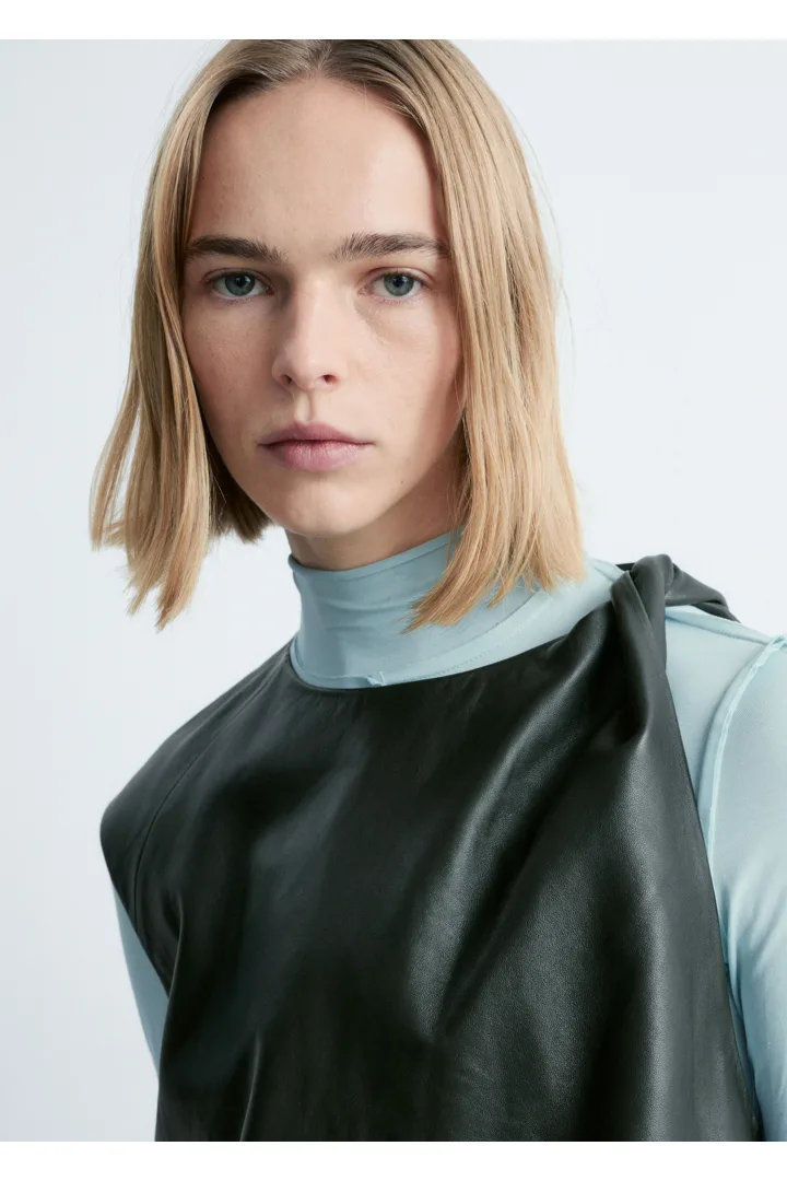 앤아더스토리즈 트위스트 숄더 레더 탑의 포레스트 그린컬러 ECOMLook입니다.