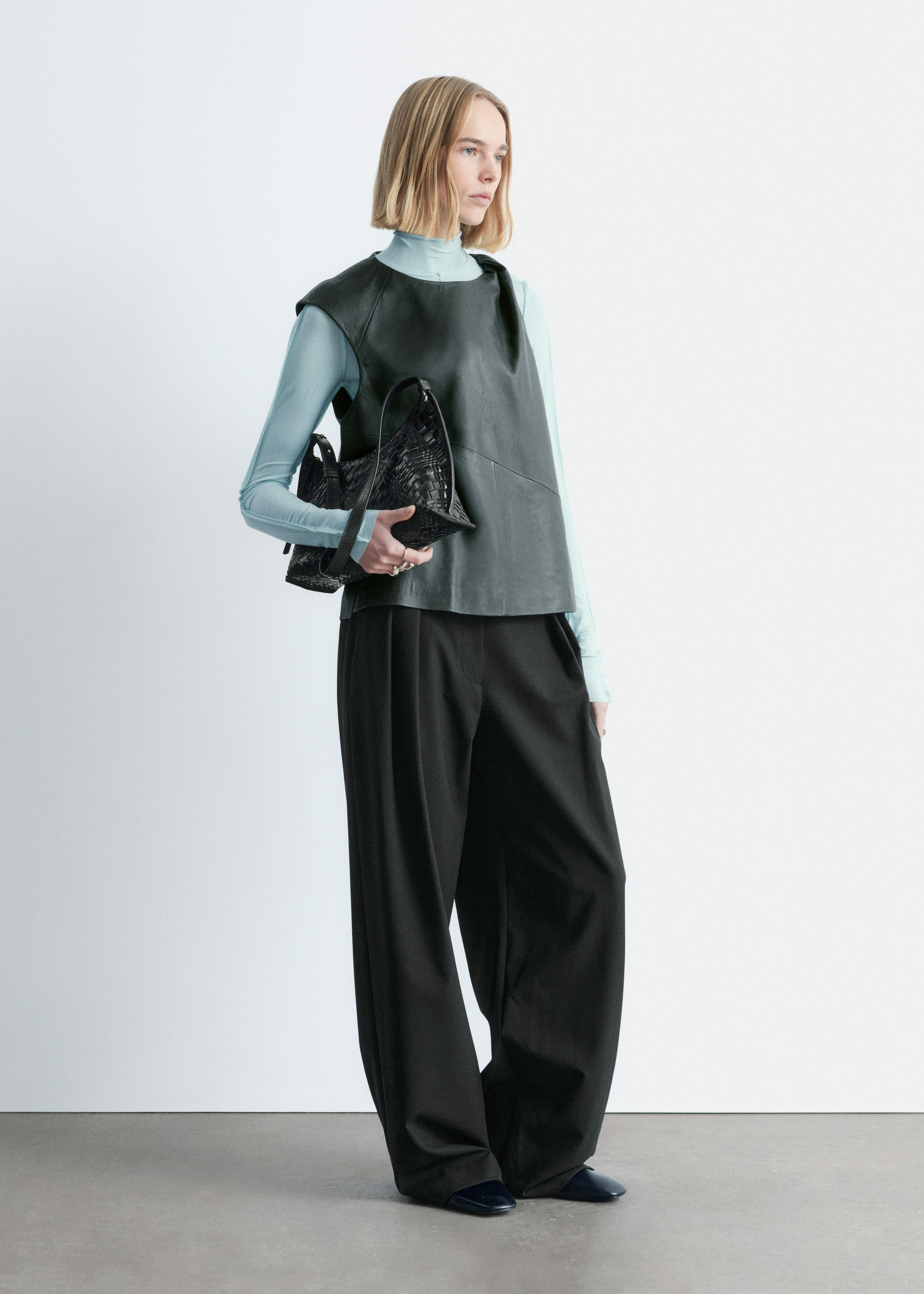 앤아더스토리즈 트위스트 숄더 레더 탑의 포레스트 그린컬러 ECOMLook입니다.