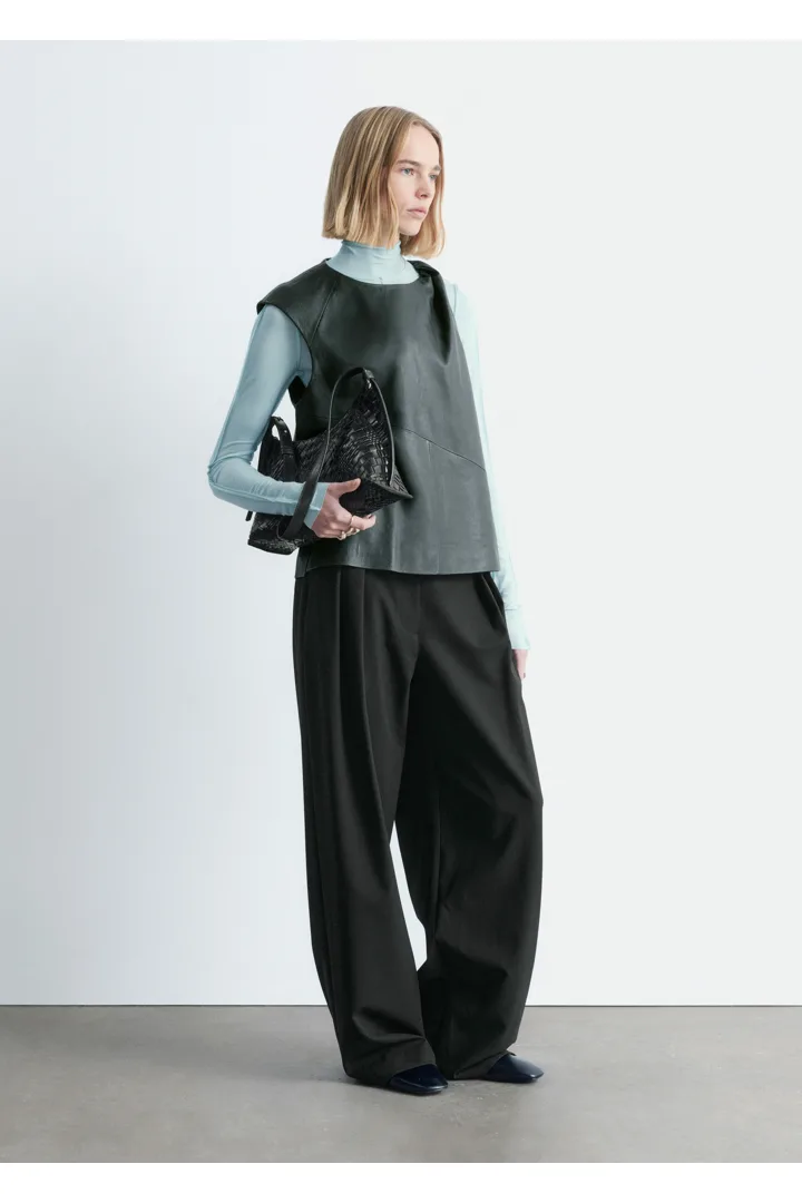 앤아더스토리즈 트위스트 숄더 레더 탑의 포레스트 그린컬러 ECOMLook입니다.