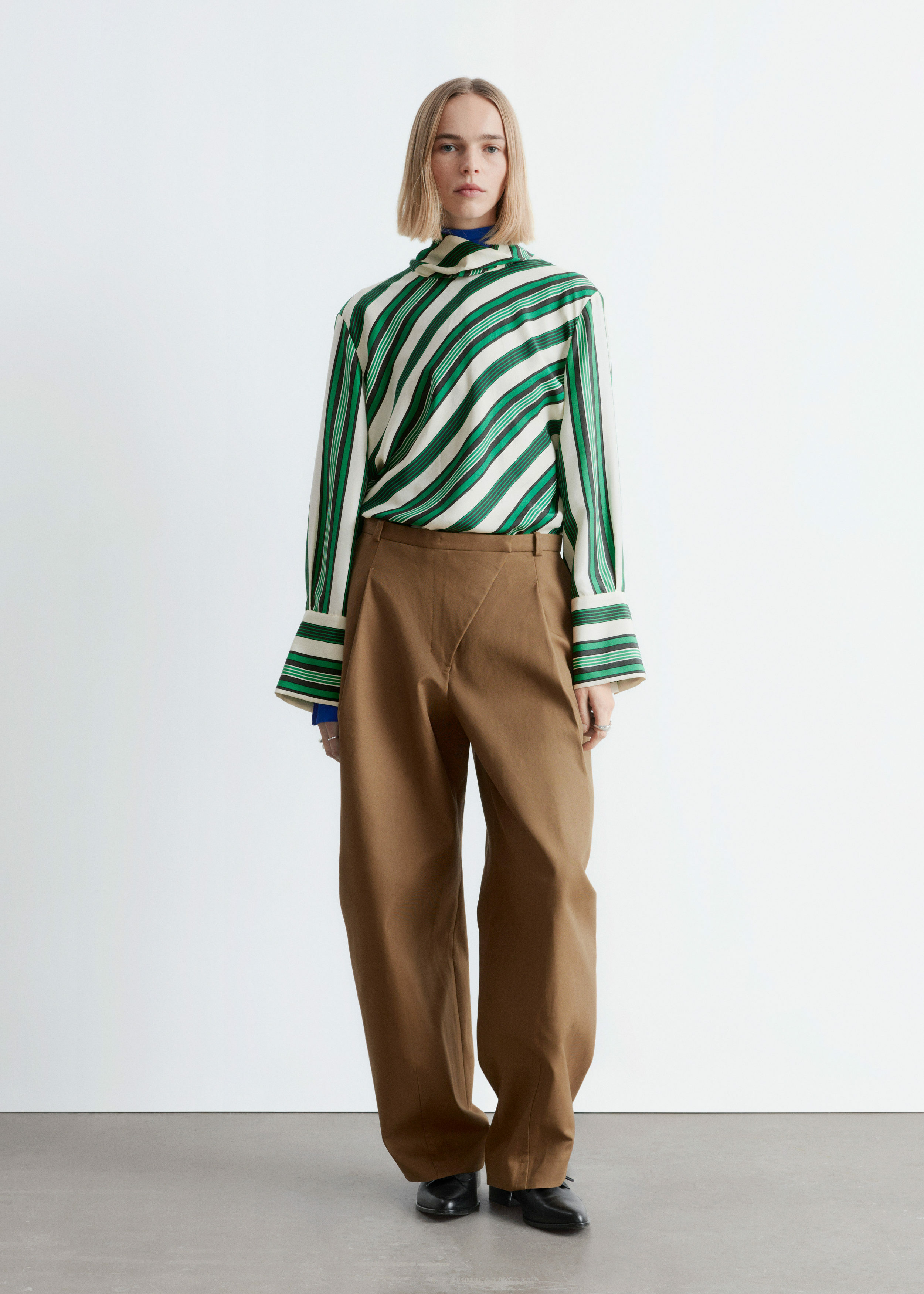 앤아더스토리즈 스탠드 카라 실크 블라우스의 그린-화이트 스트라이프컬러 ECOMLook입니다.