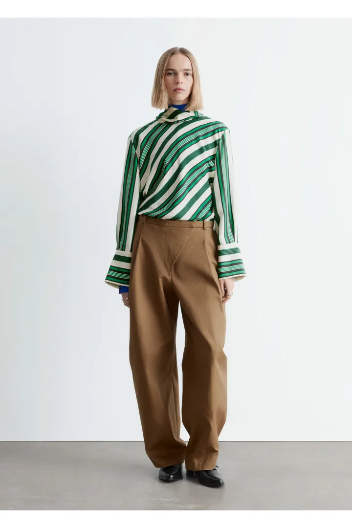 앤아더스토리즈 스탠드 카라 실크 블라우스의 그린-화이트 스트라이프컬러 ECOMLook입니다.