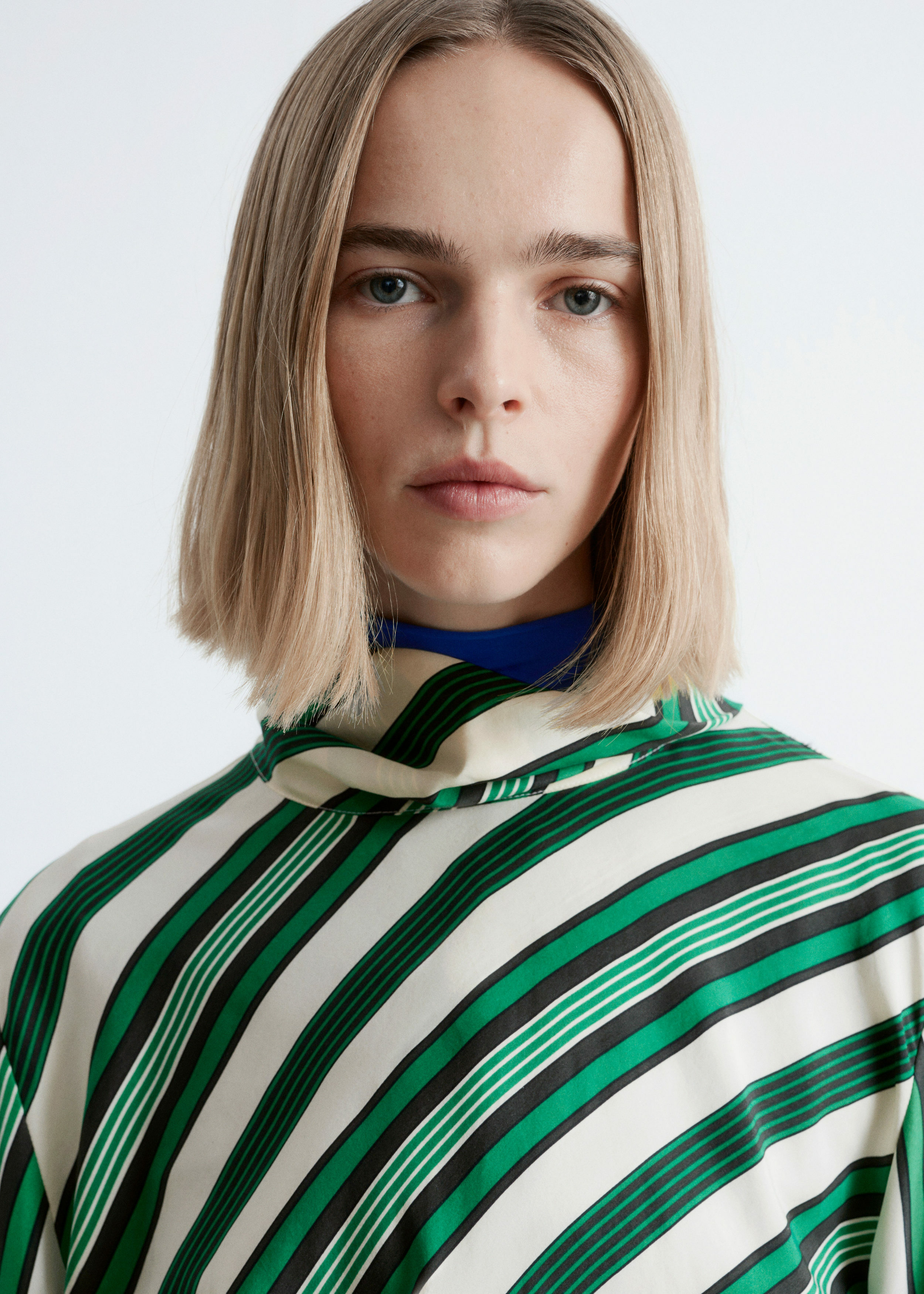 앤아더스토리즈 스탠드 카라 실크 블라우스의 그린-화이트 스트라이프컬러 ECOMLook입니다.