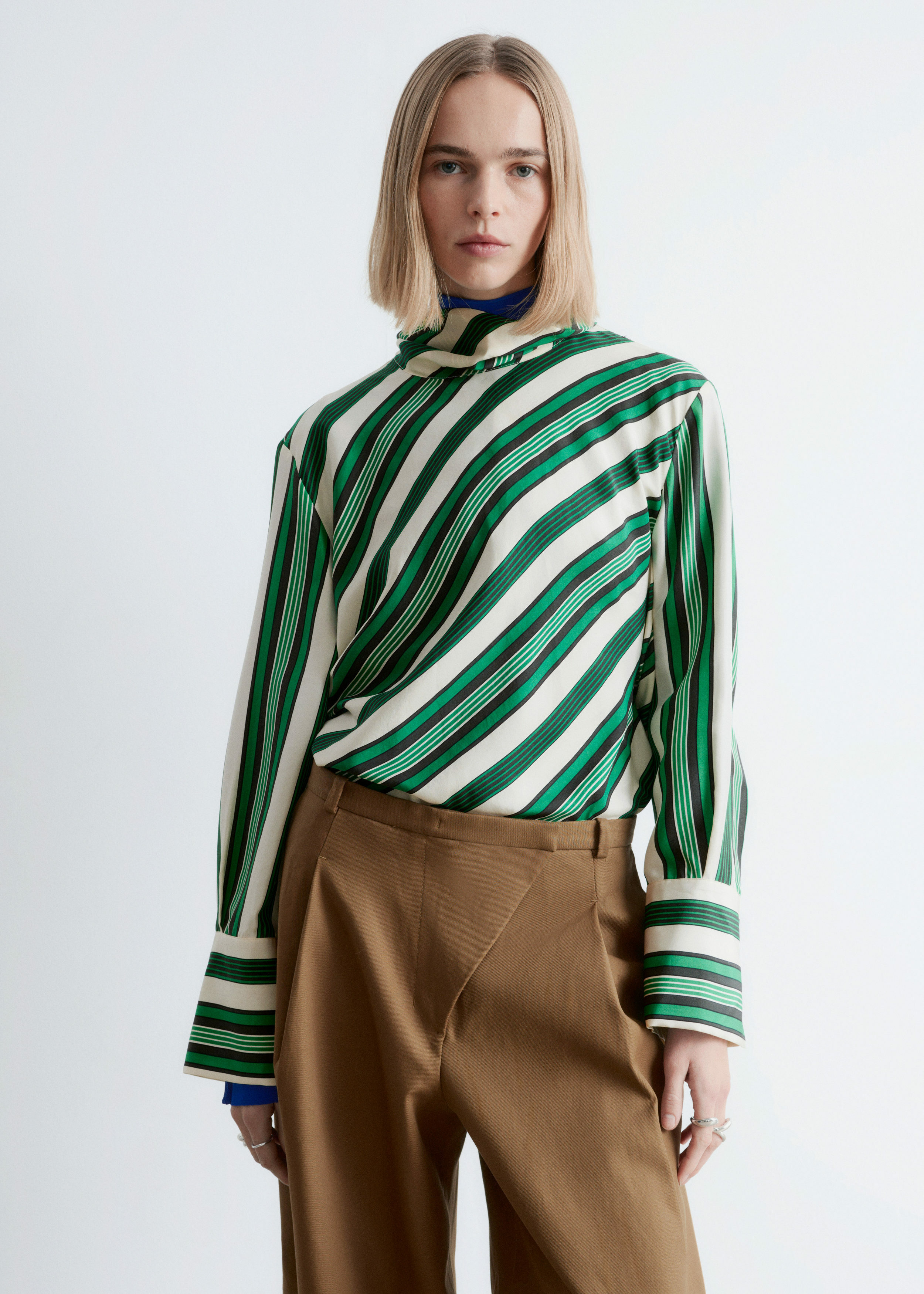 앤아더스토리즈 스탠드 카라 실크 블라우스의 그린-화이트 스트라이프컬러 ECOMLook입니다.