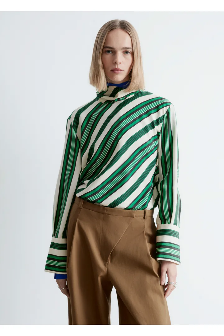 앤아더스토리즈 스탠드 카라 실크 블라우스의 그린-화이트 스트라이프컬러 ECOMLook입니다.