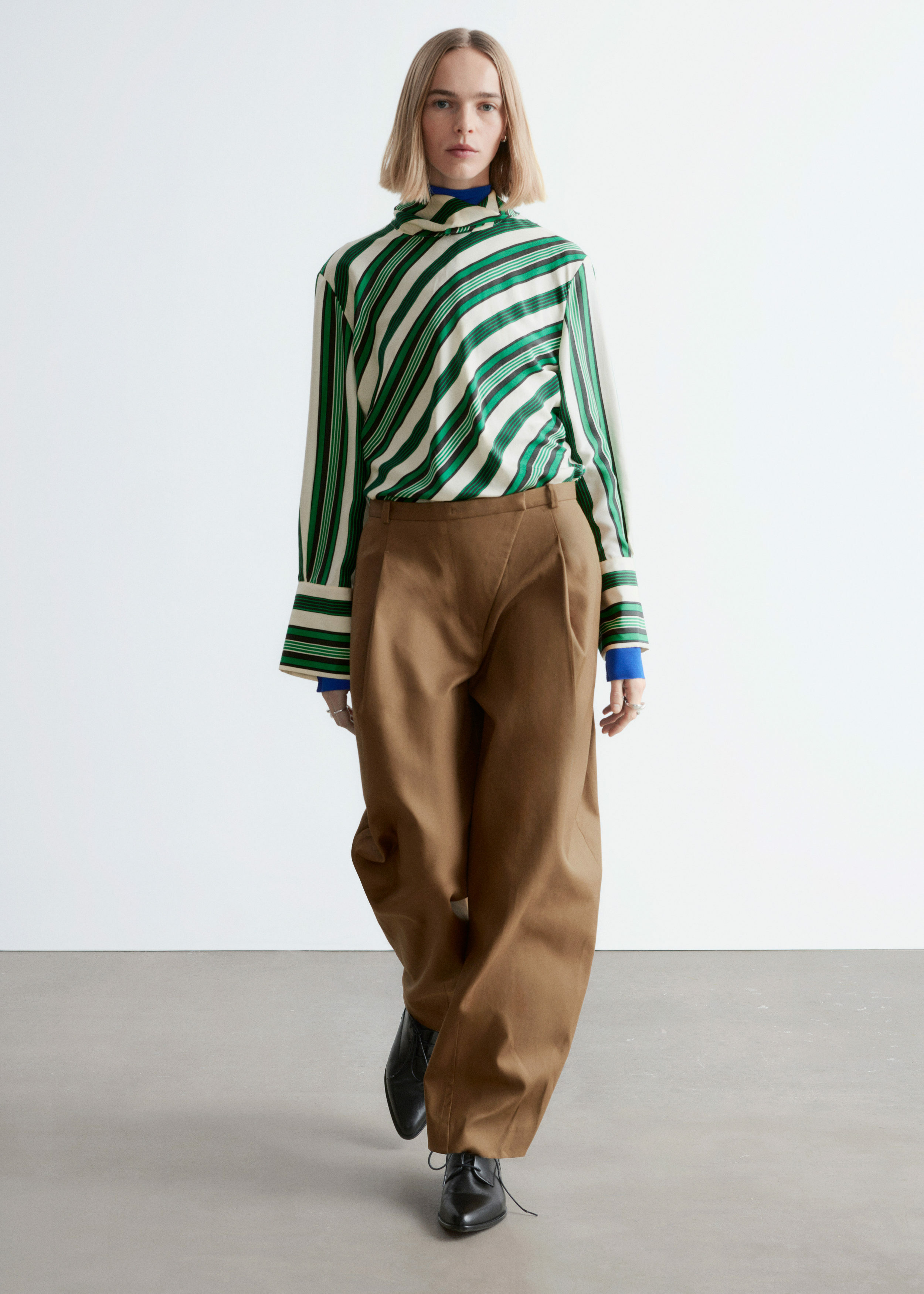 앤아더스토리즈 스탠드 카라 실크 블라우스의 그린-화이트 스트라이프컬러 ECOMLook입니다.