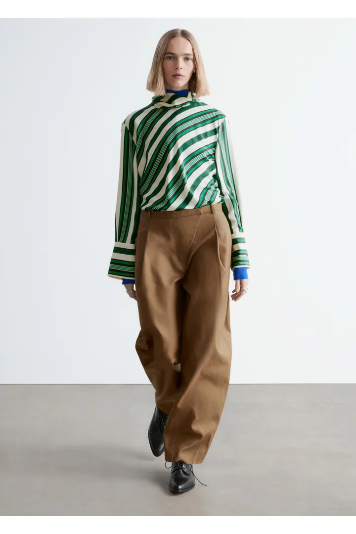 앤아더스토리즈 스탠드 카라 실크 블라우스의 그린-화이트 스트라이프컬러 ECOMLook입니다.