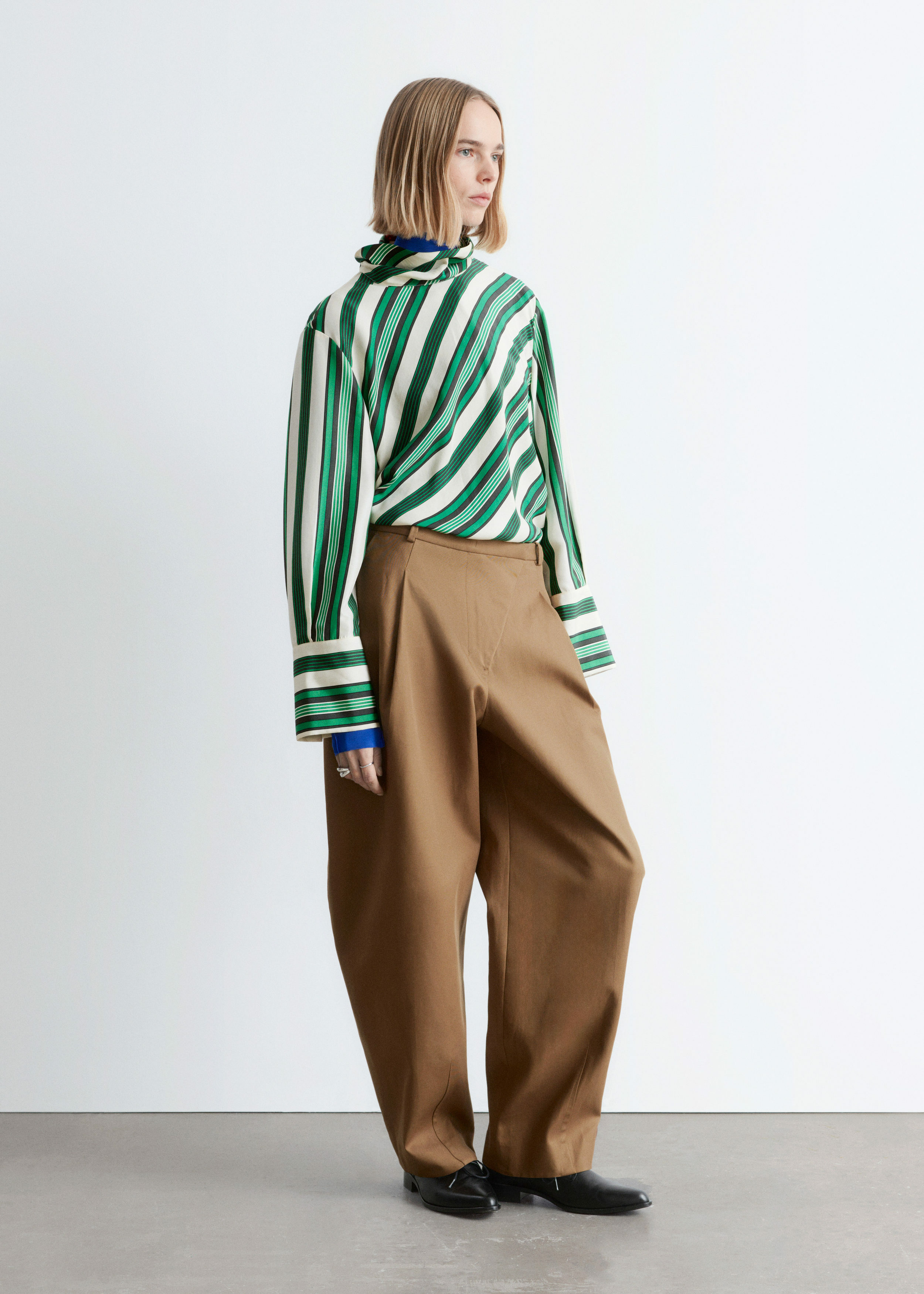 앤아더스토리즈 스탠드 카라 실크 블라우스의 그린-화이트 스트라이프컬러 ECOMLook입니다.