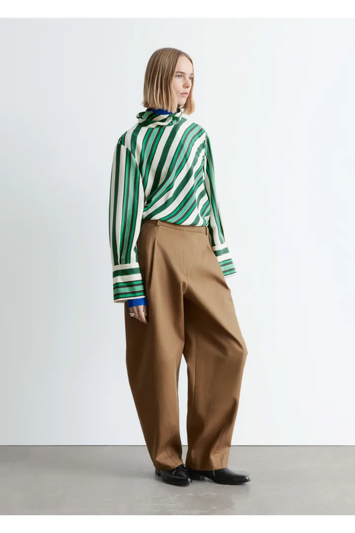 앤아더스토리즈 스탠드 카라 실크 블라우스의 그린-화이트 스트라이프컬러 ECOMLook입니다.