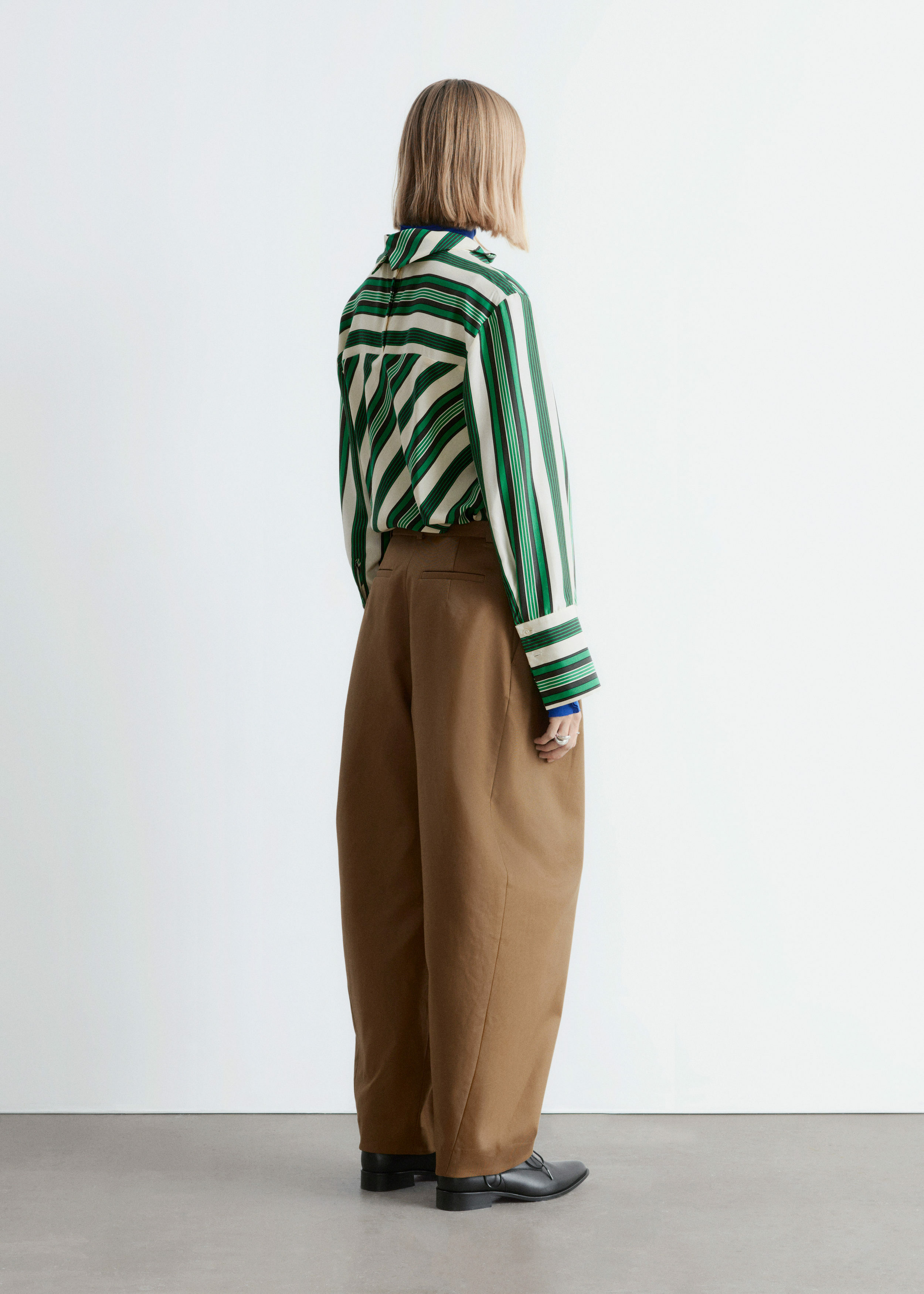 앤아더스토리즈 스탠드 카라 실크 블라우스의 그린-화이트 스트라이프컬러 ECOMLook입니다.