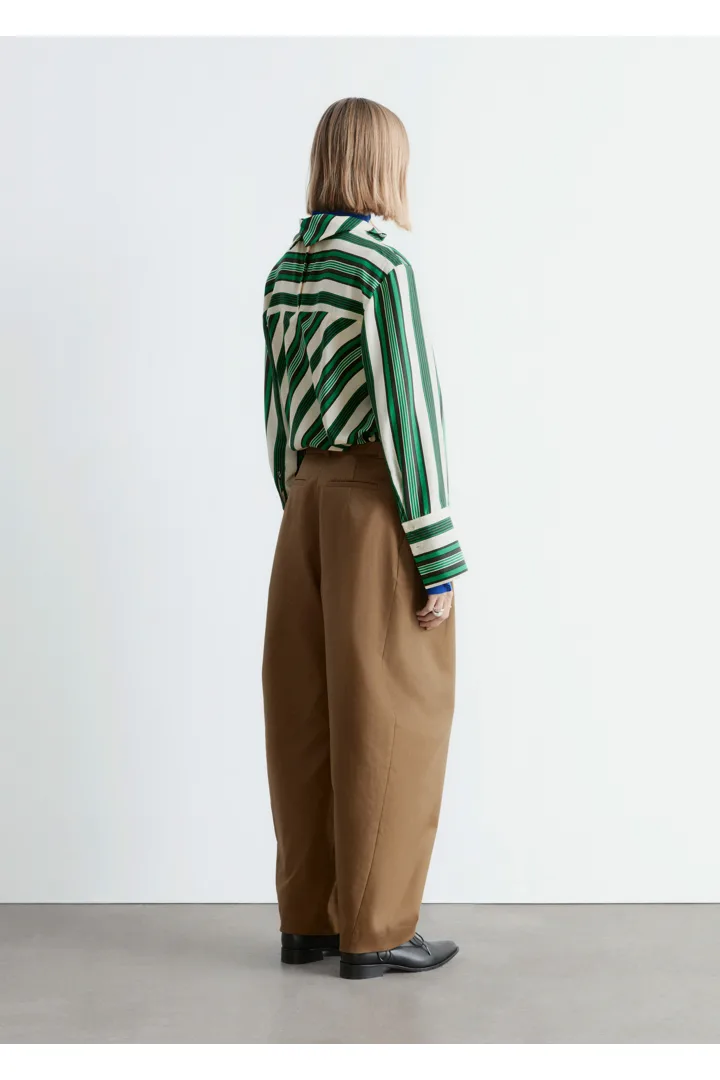 앤아더스토리즈 스탠드 카라 실크 블라우스의 그린-화이트 스트라이프컬러 ECOMLook입니다.