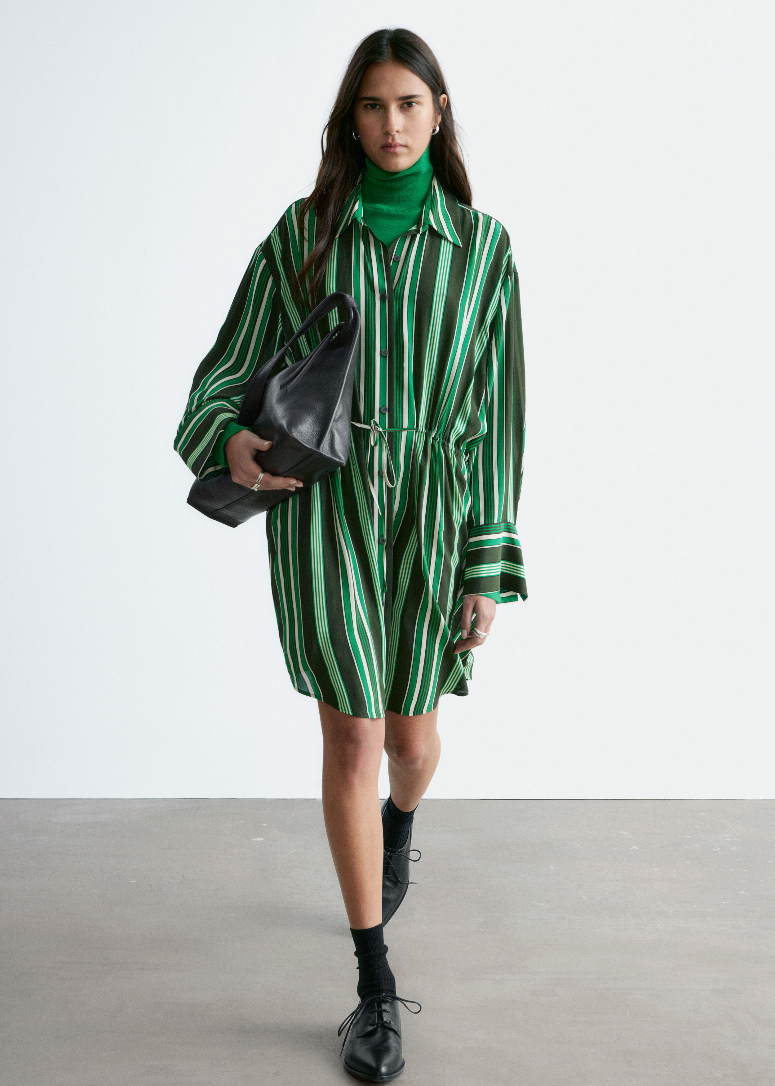 앤아더스토리즈 오버사이즈 드로스트링 셔츠 드레스의 그린 스트라이프컬러 ECOMLook입니다.