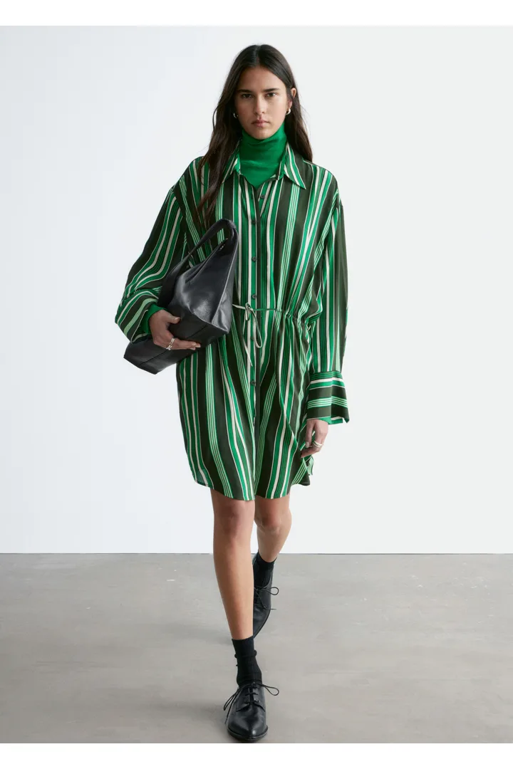 앤아더스토리즈 오버사이즈 드로스트링 셔츠 드레스의 그린 스트라이프컬러 ECOMLook입니다.