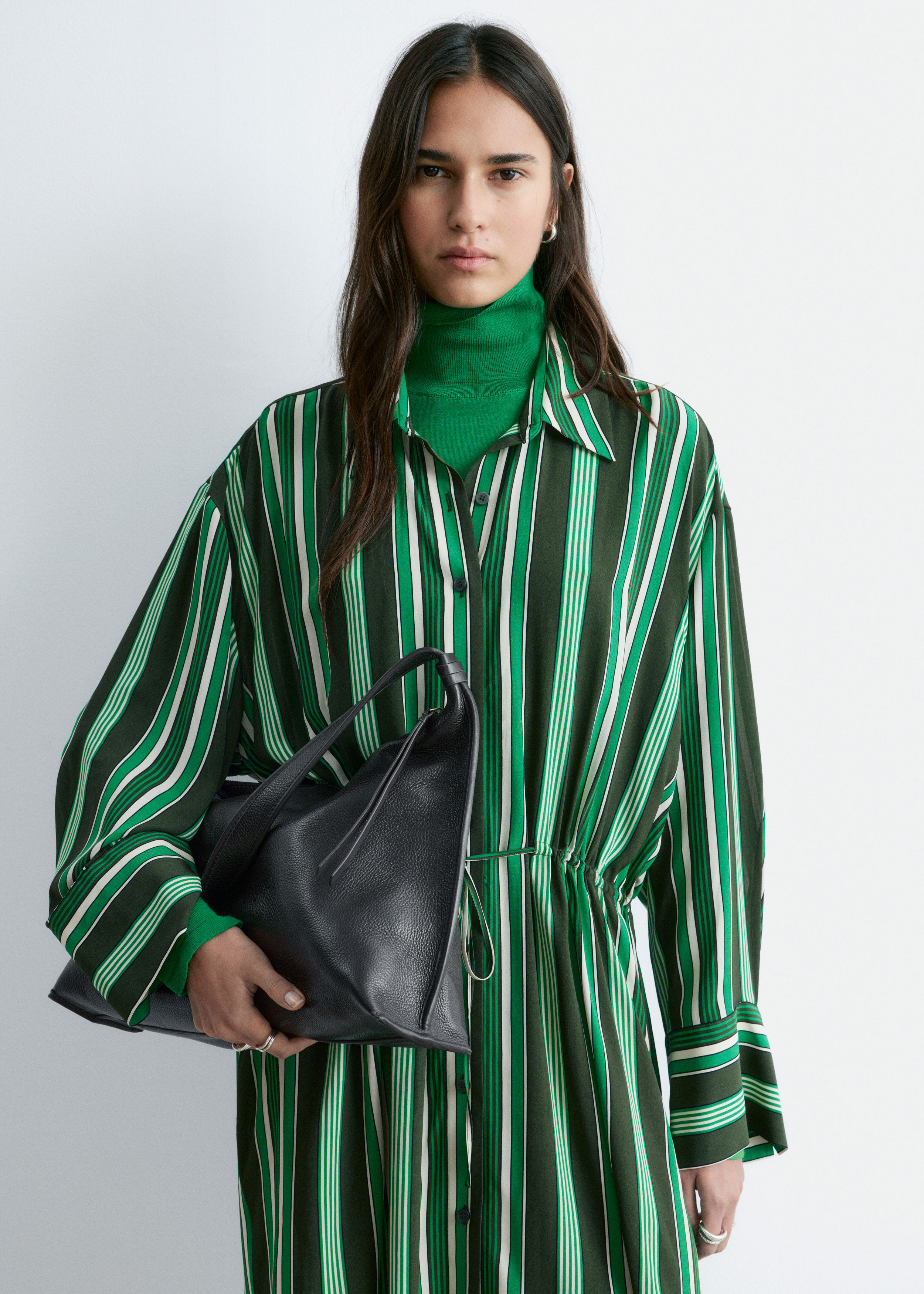 앤아더스토리즈 오버사이즈 드로스트링 셔츠 드레스의 그린 스트라이프컬러 ECOMLook입니다.