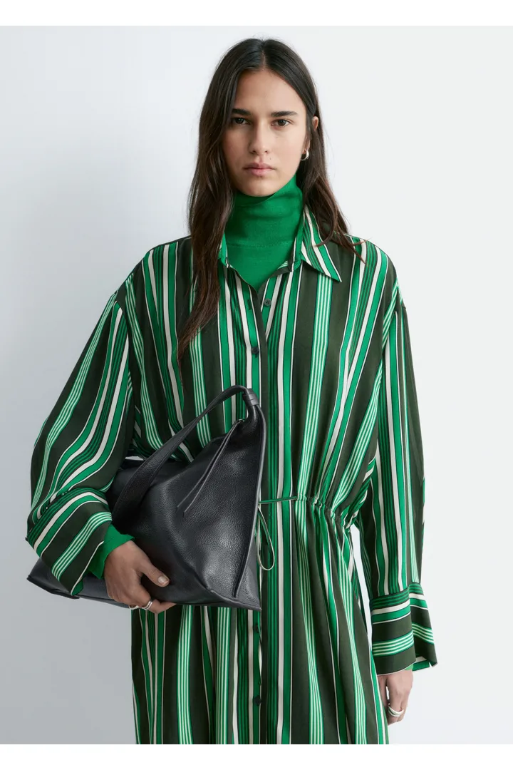 앤아더스토리즈 오버사이즈 드로스트링 셔츠 드레스의 그린 스트라이프컬러 ECOMLook입니다.
