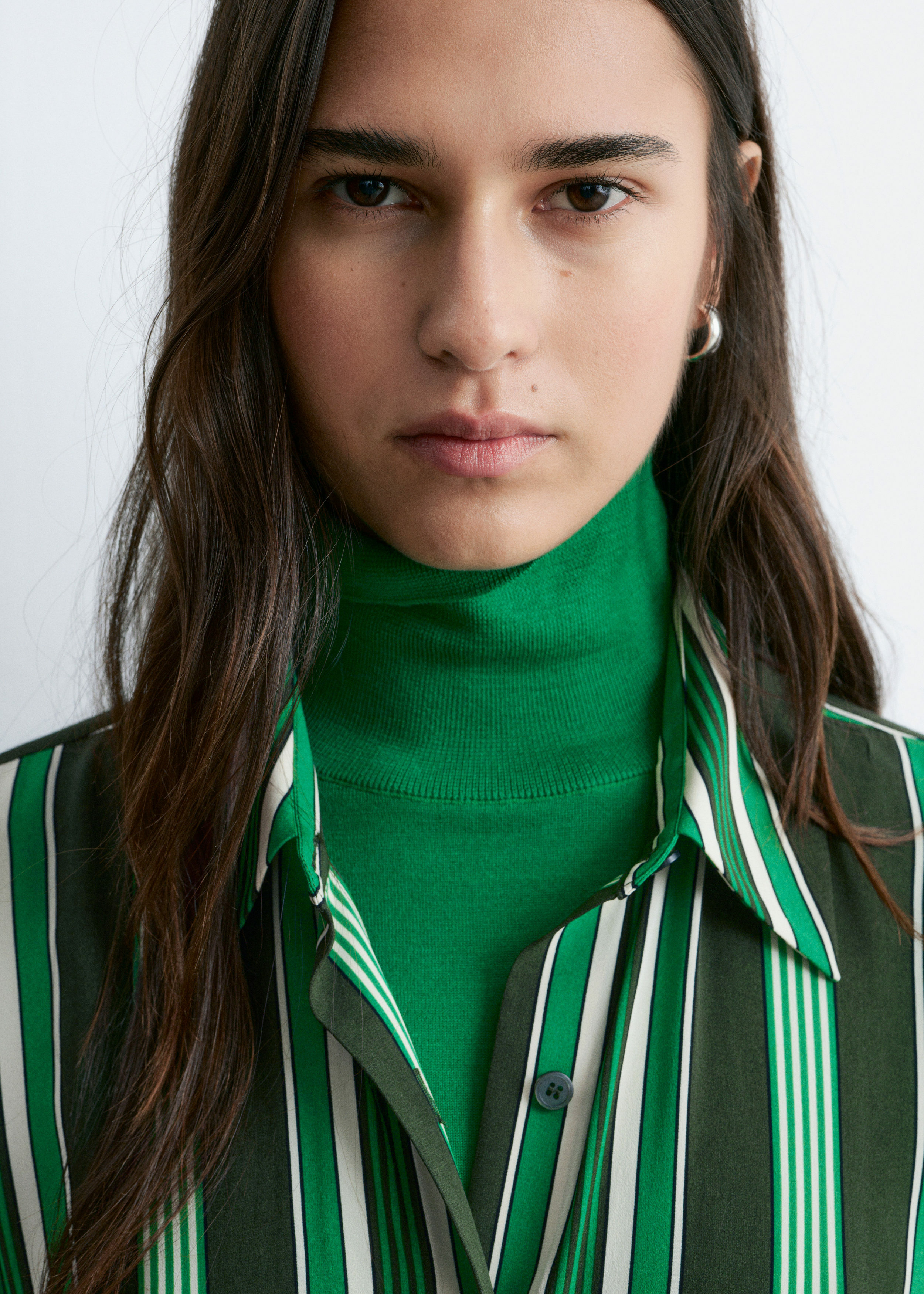 앤아더스토리즈 오버사이즈 드로스트링 셔츠 드레스의 그린 스트라이프컬러 ECOMLook입니다.