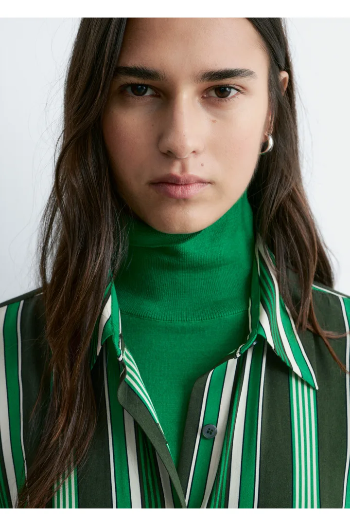 앤아더스토리즈 오버사이즈 드로스트링 셔츠 드레스의 그린 스트라이프컬러 ECOMLook입니다.