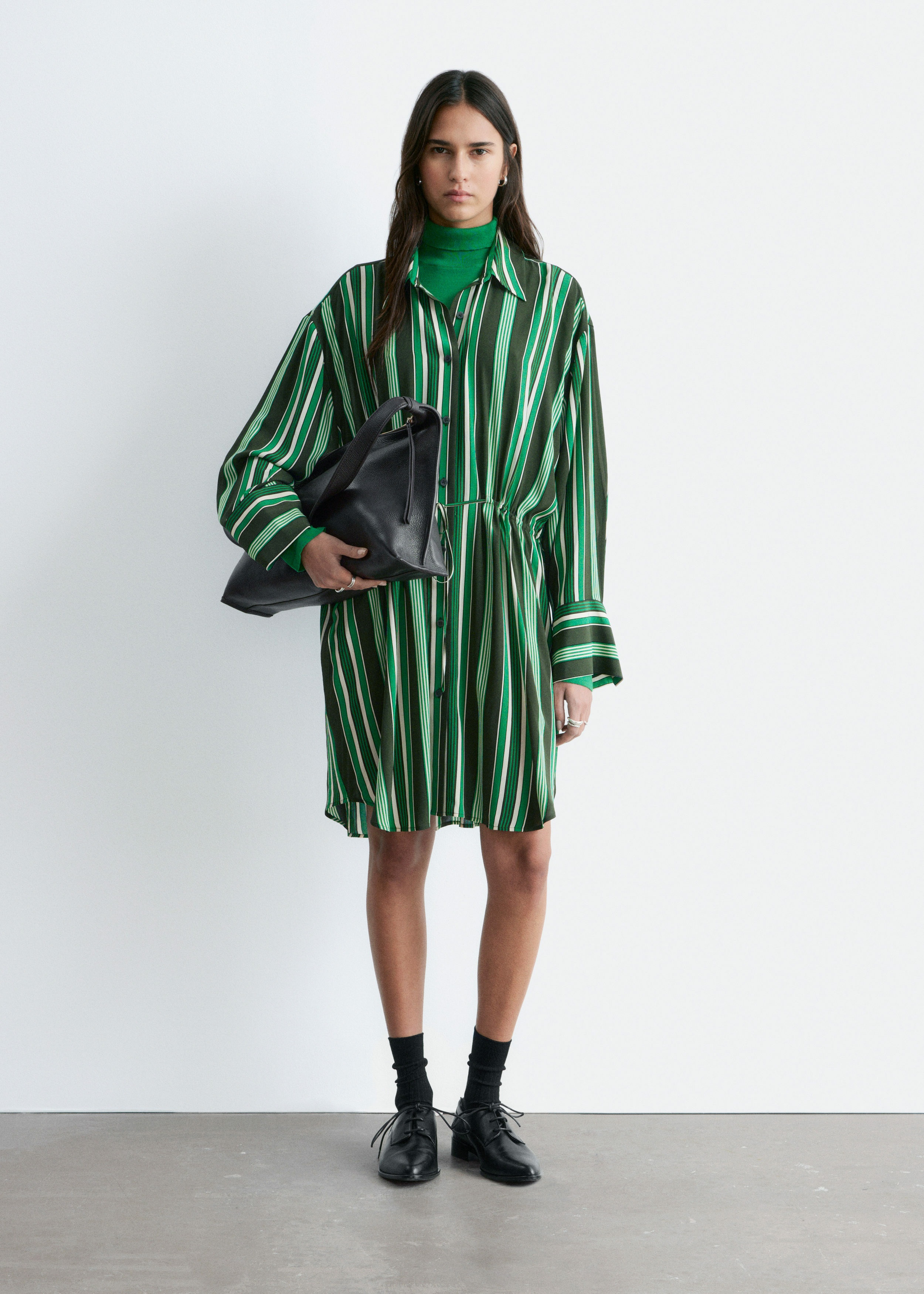 앤아더스토리즈 오버사이즈 드로스트링 셔츠 드레스의 그린 스트라이프컬러 ECOMLook입니다.