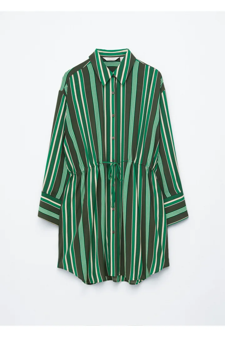 앤아더스토리즈 오버사이즈 드로스트링 셔츠 드레스의 그린 스트라이프컬러 Product입니다.