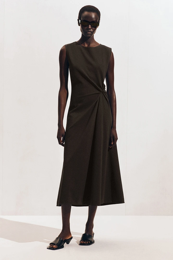 COS default image 0 of 브라운 in 트위스트 디테일 저지 미디 드레스
