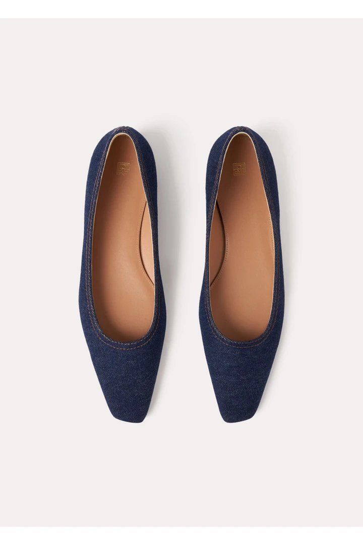 TOTEME 더 데님 발레리나의 다크 인디고컬러 1번쨰 이미지입니다.