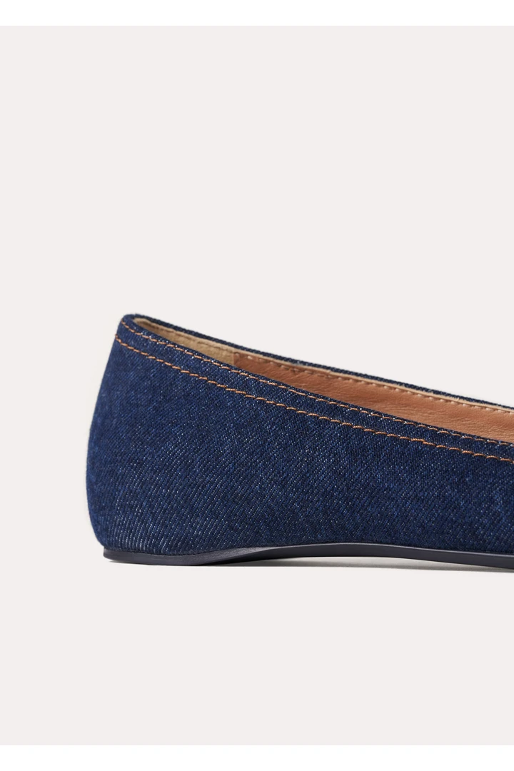 TOTEME 더 데님 발레리나의 다크 인디고컬러 3번쨰 이미지입니다.