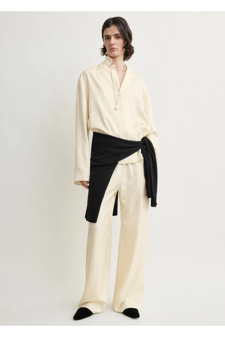TOTEME default image 15 of 크림 in 모노그램 실크 파자마 탑 크림