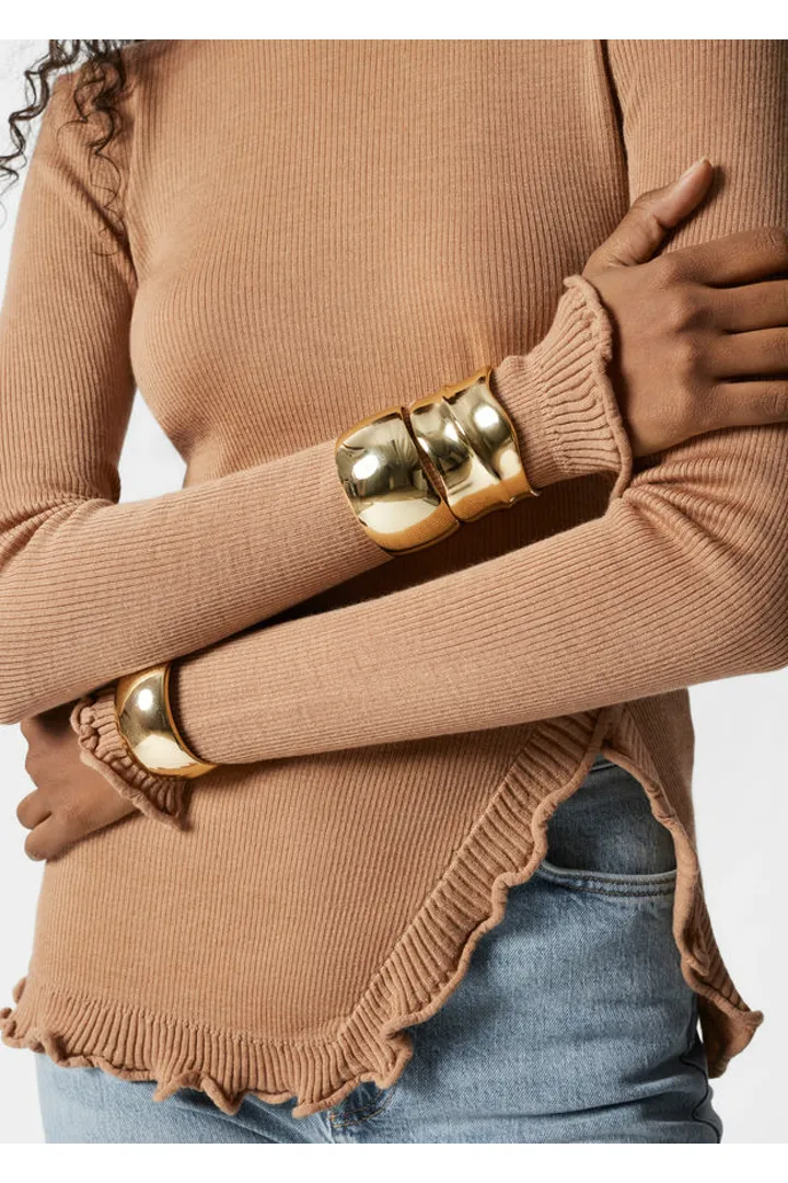 앤아더스토리즈 러플 슬릿 탑의 베이지컬러 ECOMLook입니다.