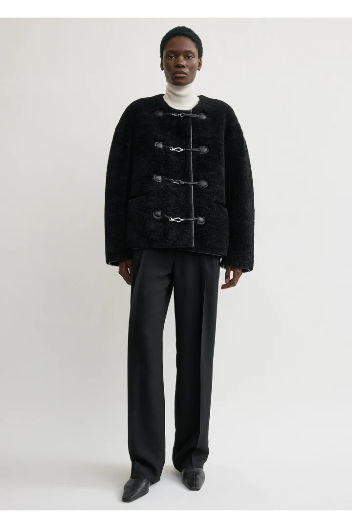 TOTEME 테디 시어링 클래스프 재킷 블랙의 블랙컬러 0번쨰 이미지입니다.