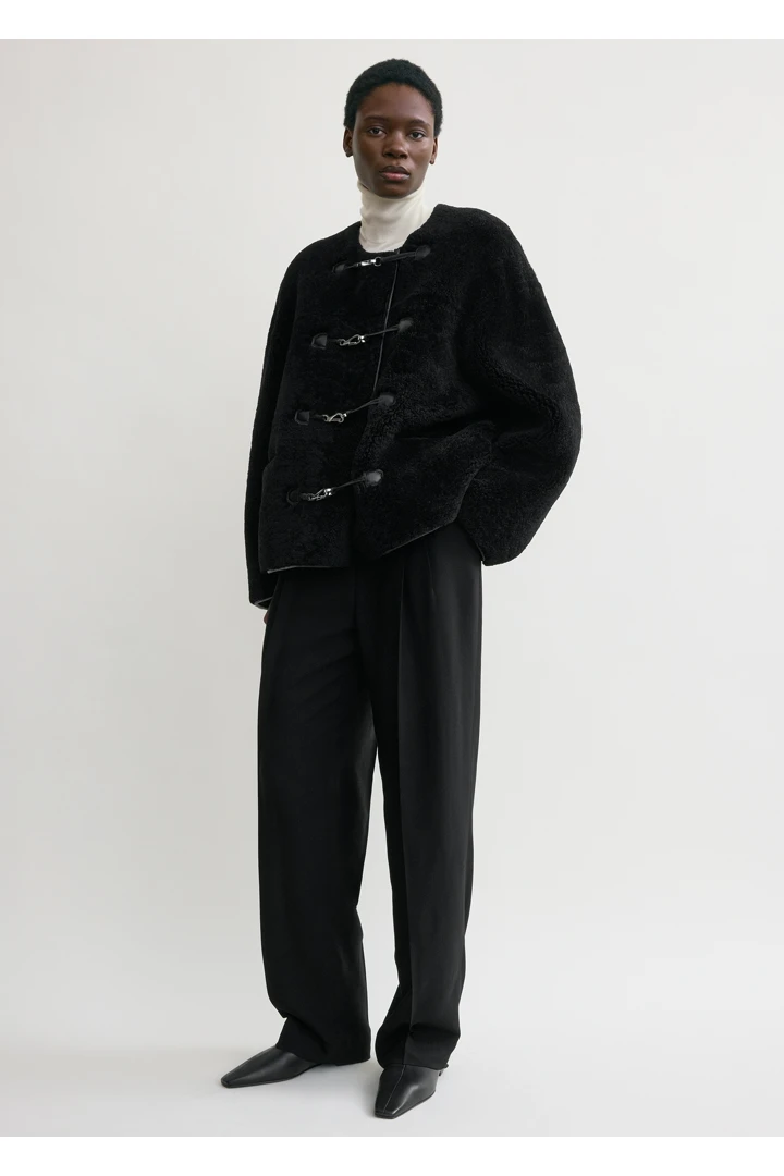 TOTEME 테디 시어링 클래스프 재킷 블랙의 블랙컬러 1번쨰 이미지입니다.