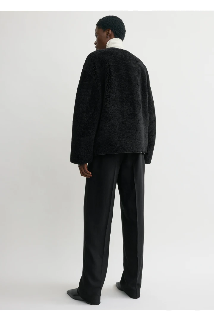 TOTEME 테디 시어링 클래스프 재킷 블랙의 블랙컬러 2번쨰 이미지입니다.