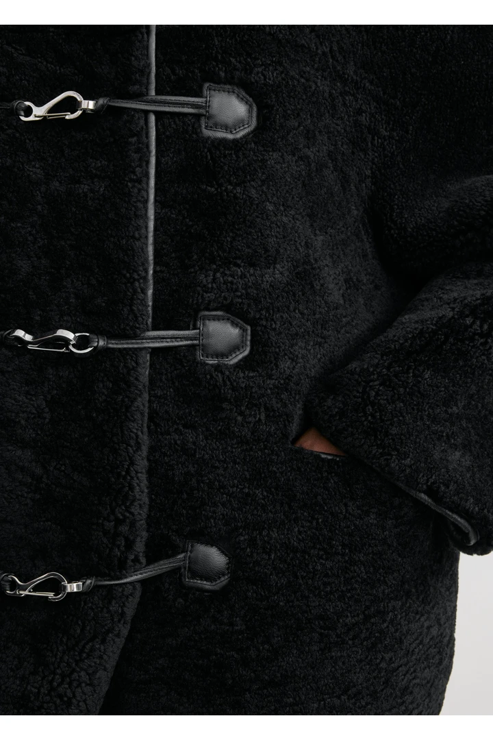 TOTEME 테디 시어링 클래스프 재킷 블랙의 블랙컬러 3번쨰 이미지입니다.