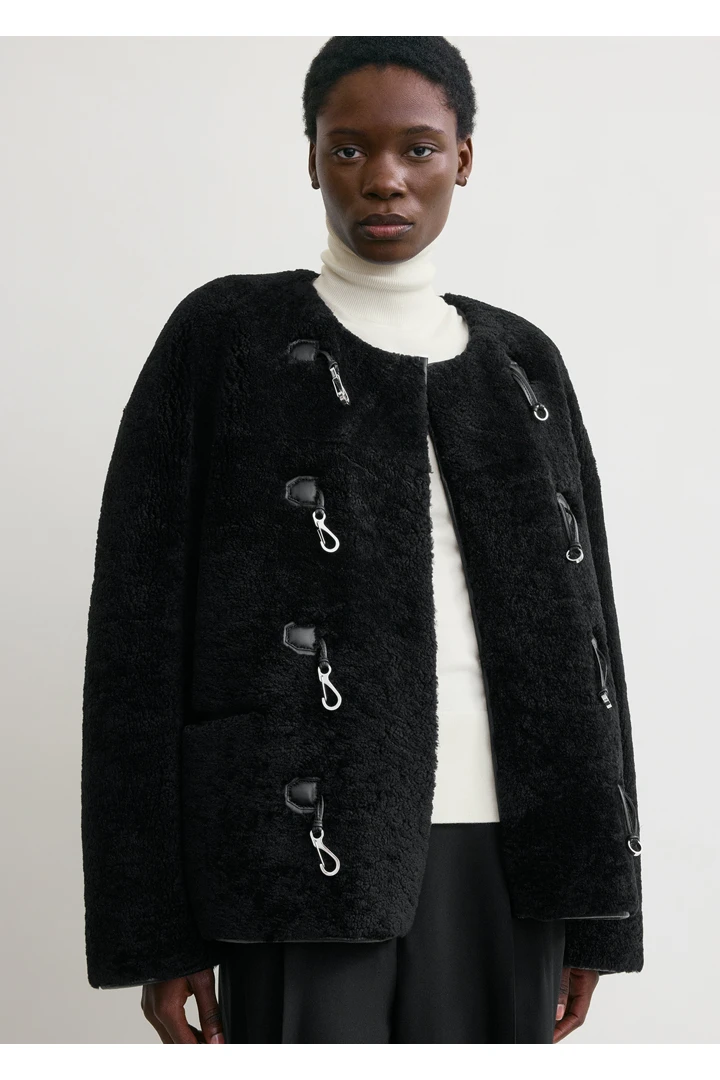 TOTEME 테디 시어링 클래스프 재킷 블랙의 블랙컬러 4번쨰 이미지입니다.