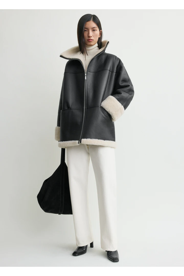 TOTEME default image 5 of 블랙 in 시그니처 시어링 재킷 블랙/오프 화이트