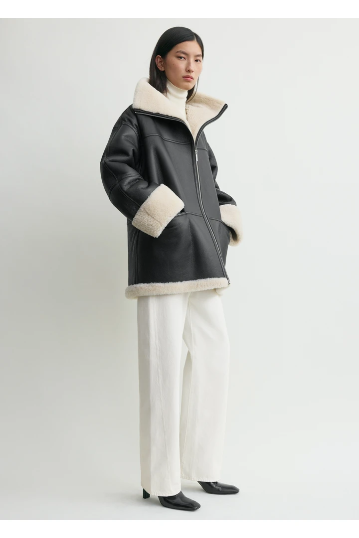 TOTEME 시그니처 시어링 재킷 블랙/오프 화이트의 블랙/오프-화이트컬러 1번쨰 이미지입니다.