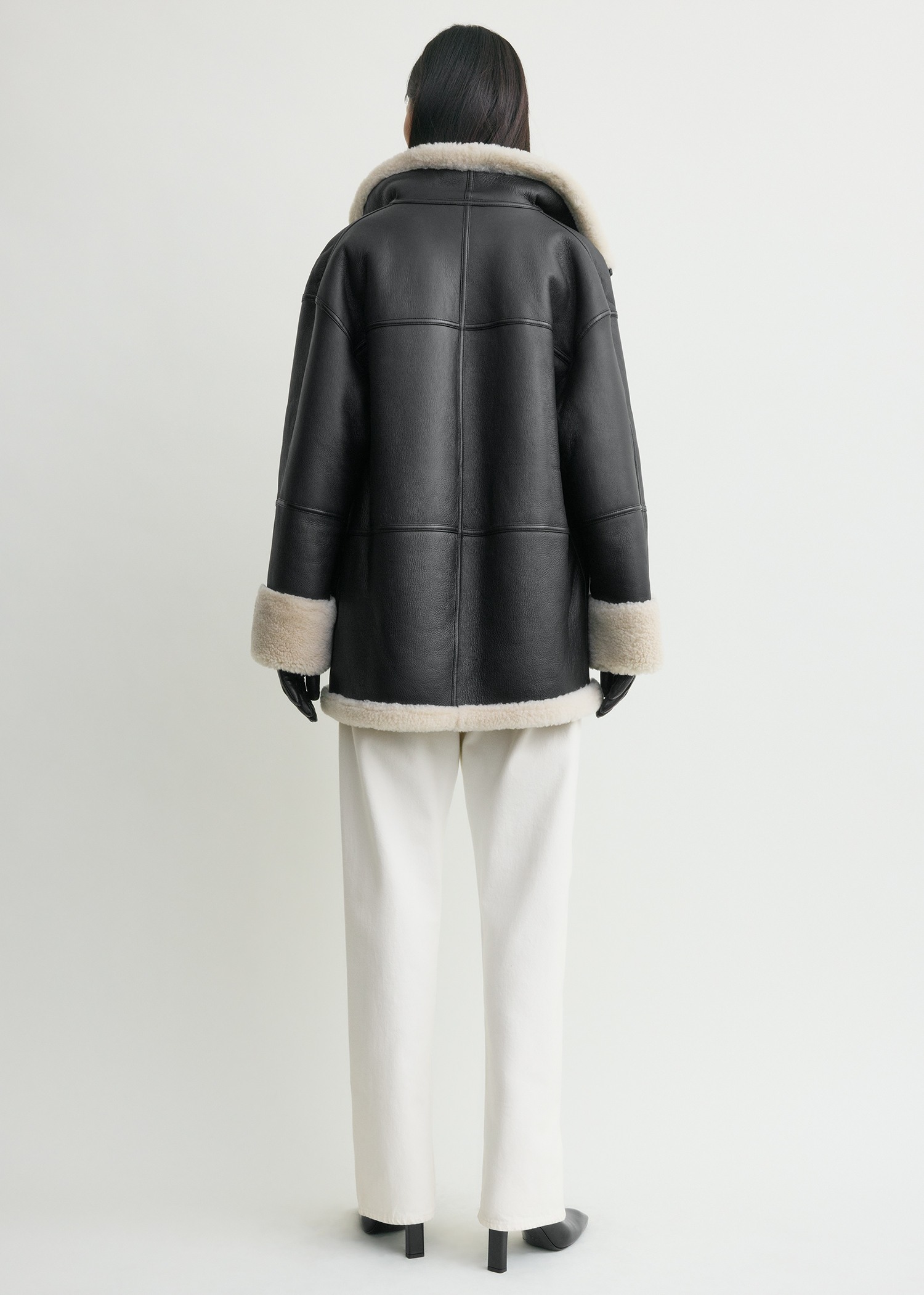 TOTEME 시그니처 시어링 재킷 블랙/오프 화이트의 블랙/오프-화이트컬러 2번쨰 이미지입니다.