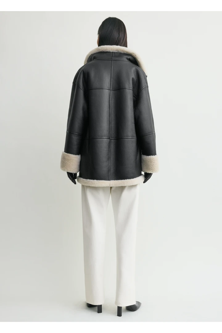 TOTEME 시그니처 시어링 재킷 블랙/오프 화이트의 블랙/오프-화이트컬러 2번쨰 이미지입니다.