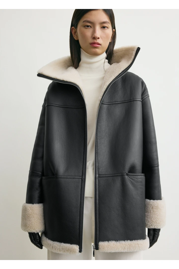 TOTEME 시그니처 시어링 재킷 블랙/오프 화이트의 블랙/오프-화이트컬러 3번쨰 이미지입니다.