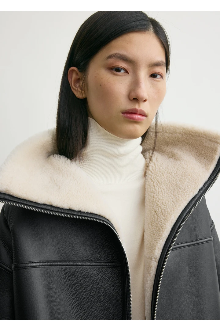 TOTEME 시그니처 시어링 재킷 블랙/오프 화이트의 블랙/오프-화이트컬러 4번쨰 이미지입니다.