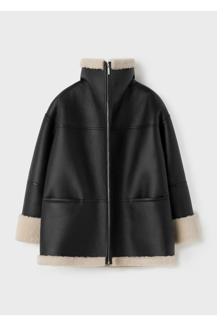 TOTEME 시그니처 시어링 재킷 블랙/오프 화이트의 블랙/오프-화이트컬러 5번쨰 이미지입니다.