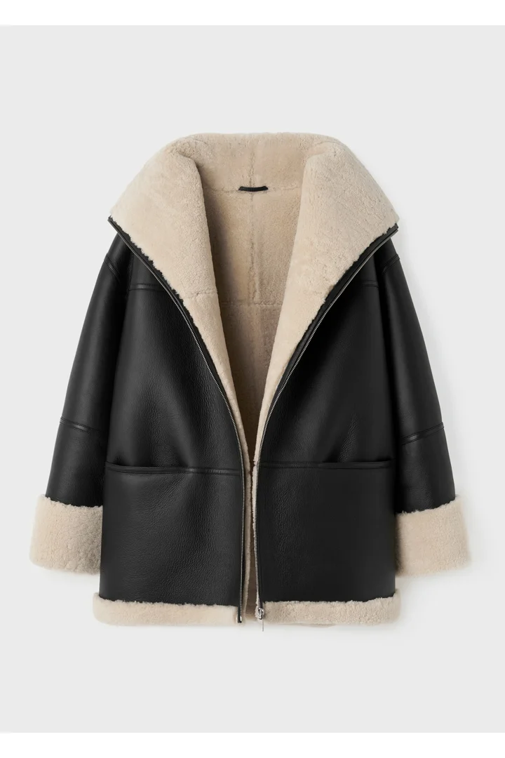 TOTEME 시그니처 시어링 재킷 블랙/오프 화이트의 블랙/오프-화이트컬러 6번쨰 이미지입니다.