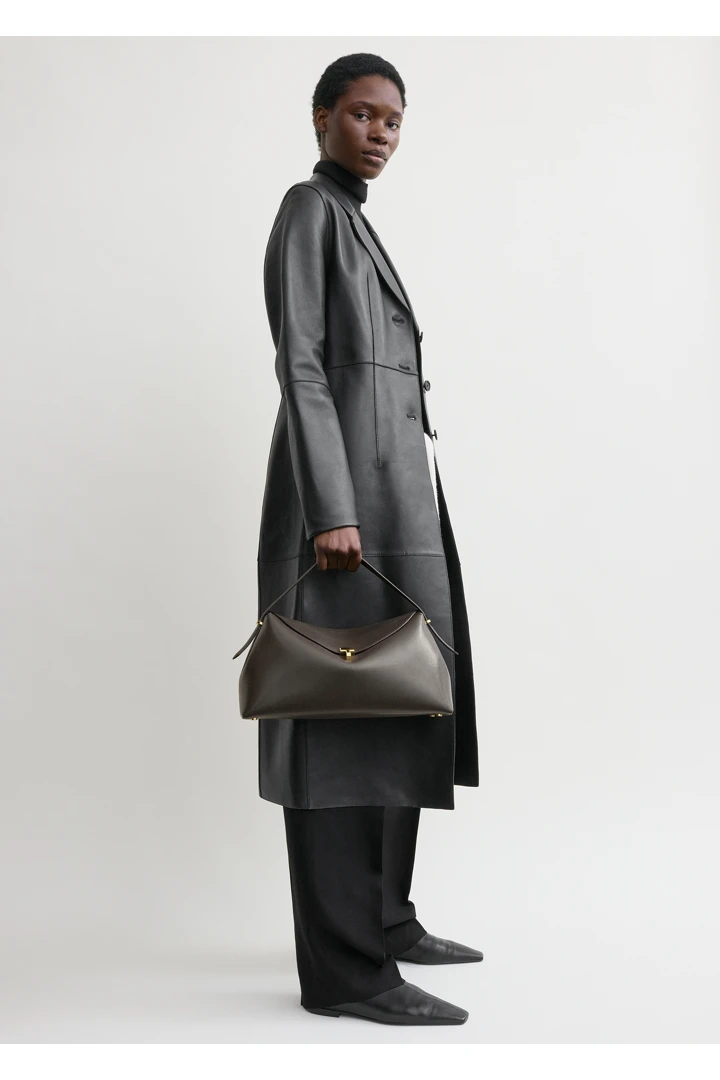 TOTEME 티-락 레더 탑 핸들 바크의 바크컬러 1번쨰 이미지입니다.