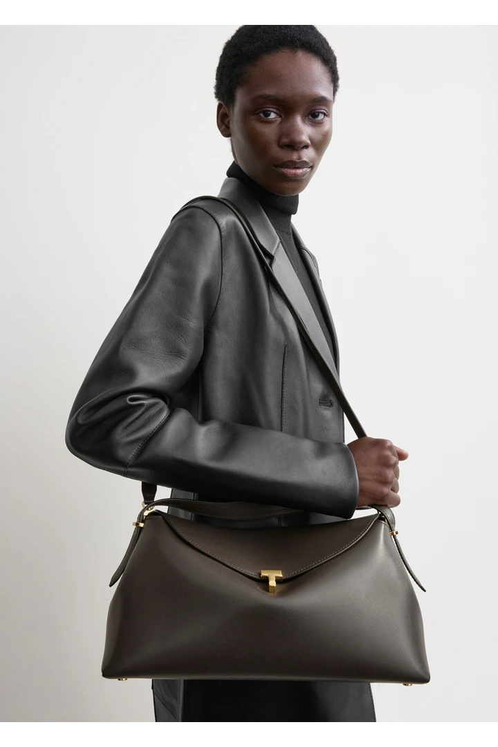 TOTEME 티-락 레더 탑 핸들 바크의 바크컬러 2번쨰 이미지입니다.